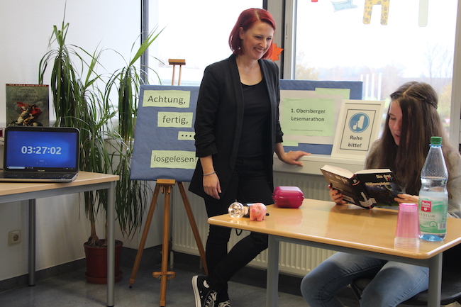 Carolin Scheffer vom Bibliotheksteam der GSO freut sich über den gelungenen Lesemarathon df3