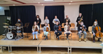 Schüler des Mini-Orchesters mit ihren Instrumenten