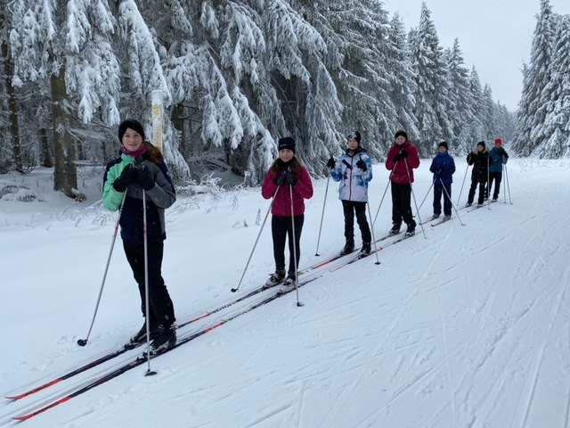 Schüler auf Langlaufski im verschneiten Winterwald