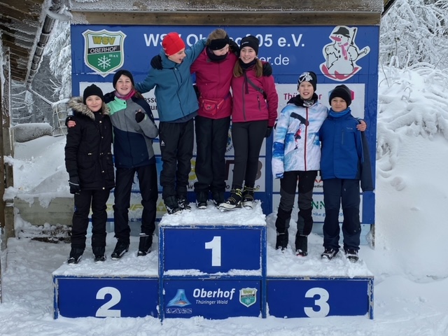 Schülerinnen und Schüler auf der Siegertreppe