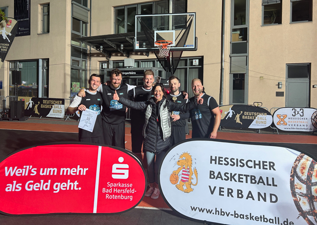 Lehrerteam mit Urkunde