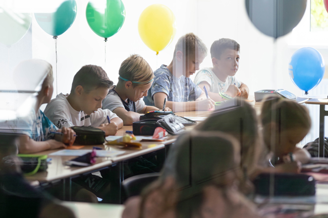 Fünftklässler im Klassenraum