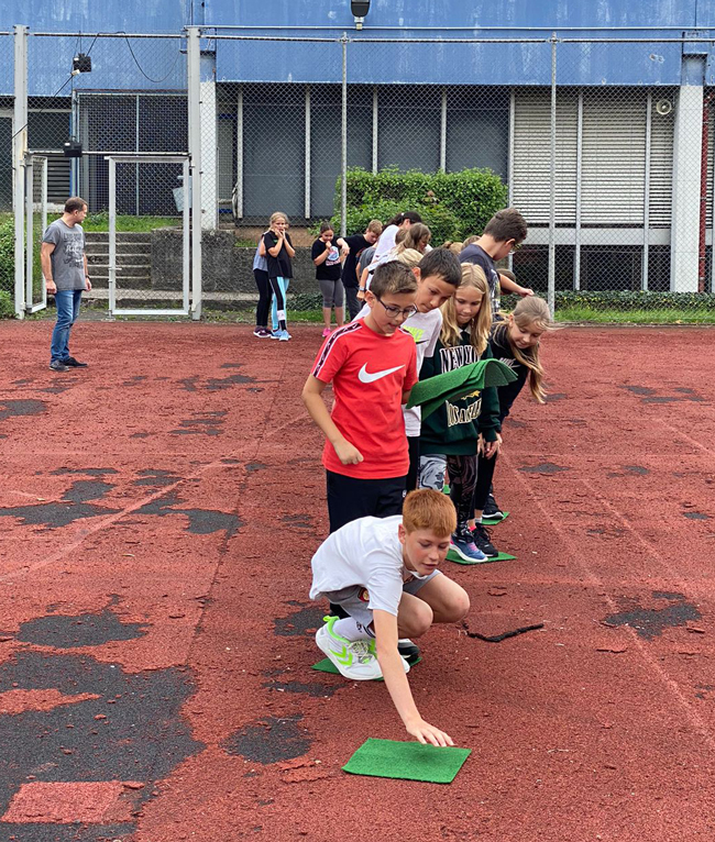 Schüler stehen in einer Schlange auf dem Schulhof