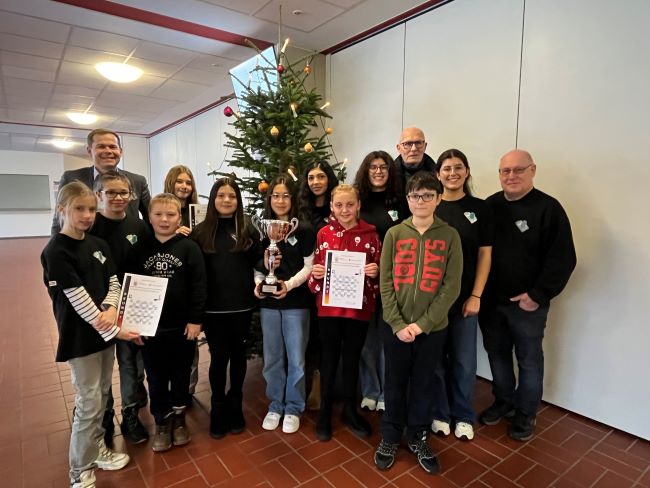 Gruppenbild der Teilnehmer des Schulschachturniers mit Trainern 