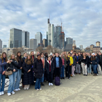 Gruppenfoto Schüler vor Skyline Frankfurt