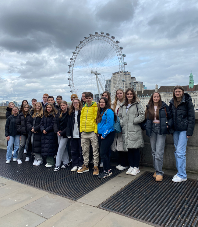 Schüler vorm London Eye