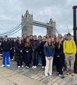 Schüler vor Tower Bridge in London