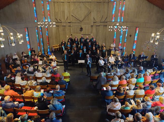 Publikum und Orchester in der Kirche