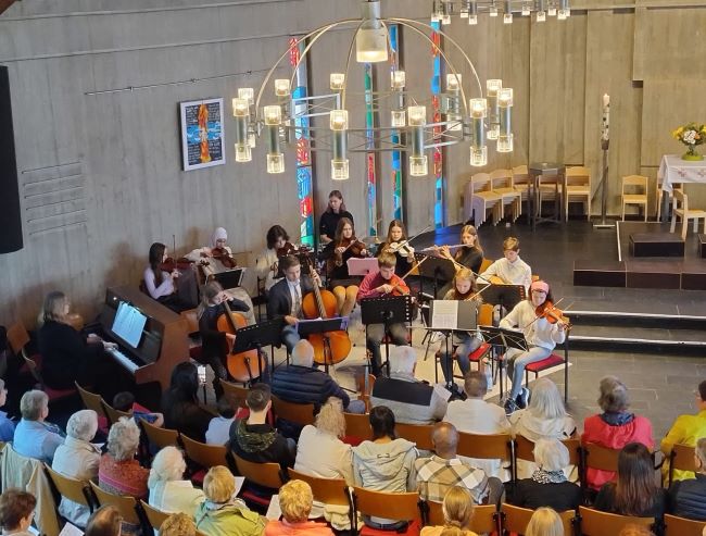 Blick von oben auf  das Vororchester in der Martinskirche