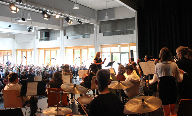 Blick von hinter der Bühne auf Orchester und Publikum