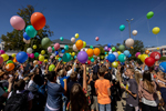 Schüler lassen bunte Luftballons in Himmel steigen