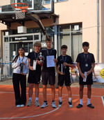 Gruppenbild des Basketballteams Team D mit Urkunde und Preisen