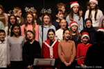 Chorschüler singend, teils mit weihnachtlicher Verkleidung