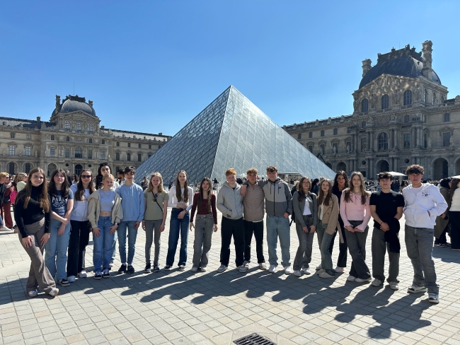 Schülergruppe vor dem Louvre