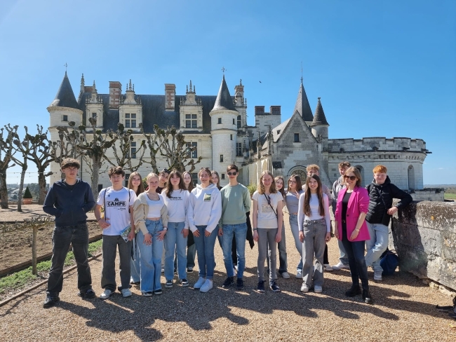 Schüler vor einem märchenhaften Schloss