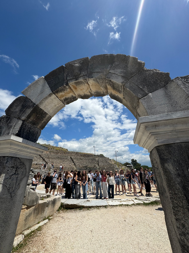 Blick ins Amphitheater durch einen Torbogen