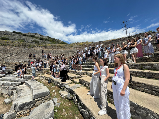 Chorschüler auf Stufen im Amphitheater singend