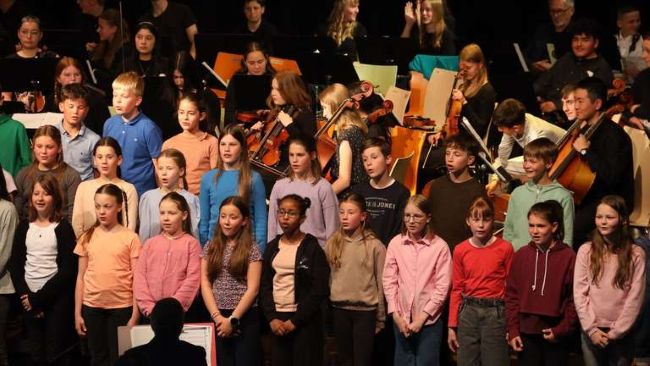 Chorschüler vor Orchesterschülern