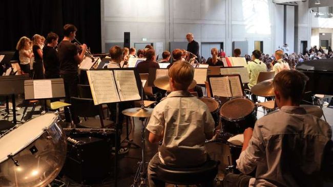 Blick von hinter der Bühne auf Orchester
