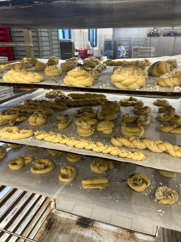 Backblech mit Backwaren ungebacken