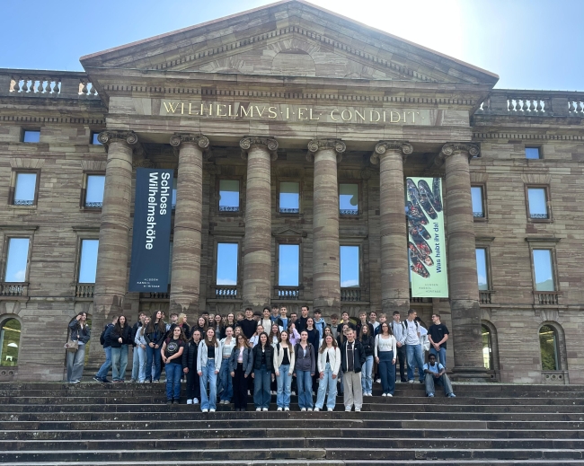 Gruppenbild der Schüler vor dem Schloss Wilhelmsburg