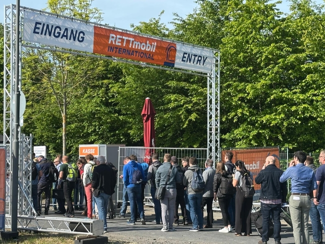 Schlange am Eingang zur Messe