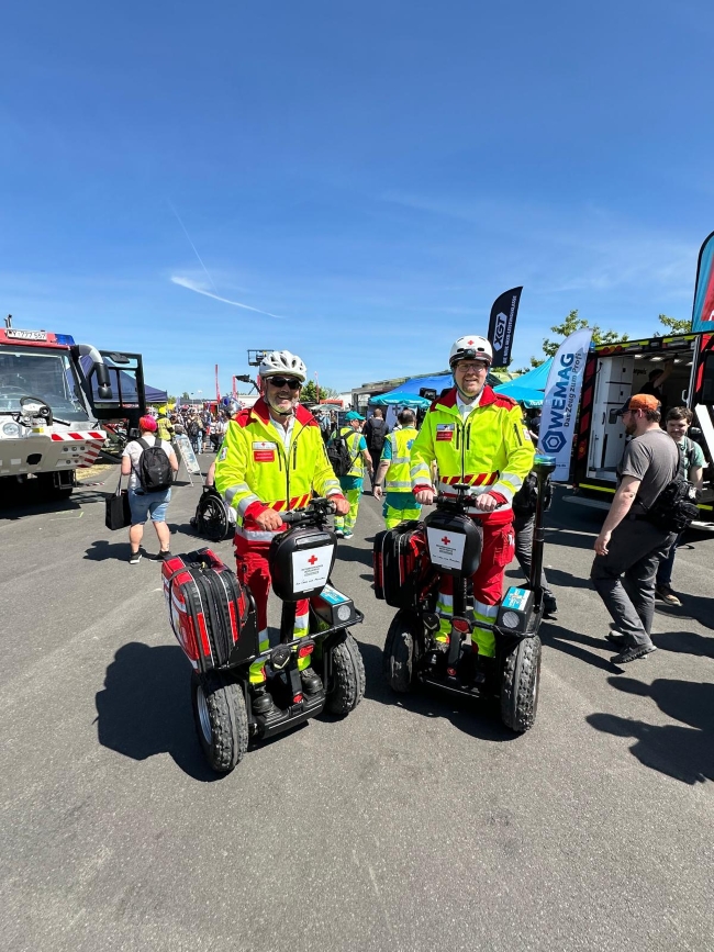 Zwei Rettungssanitäter auf Segways