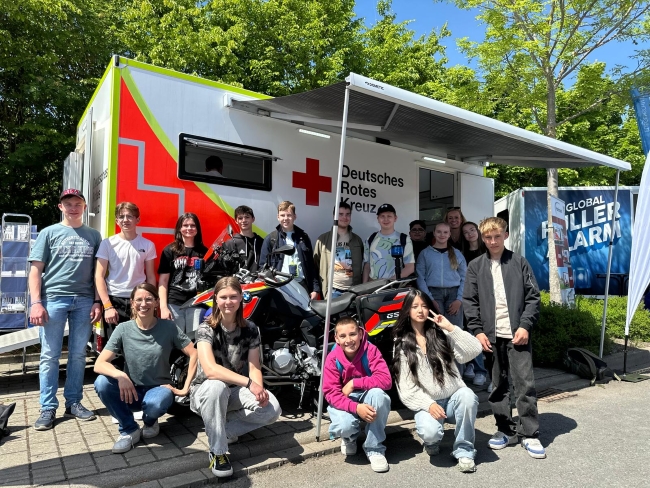 Gruppenfoto vor Krankenwagen