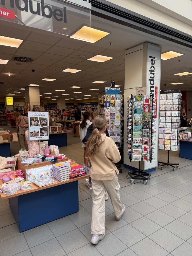 Schülerin läuft in eine offene Buchhandlung
