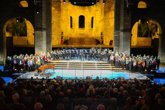 Blick auf die Bühne der Stiftsruine mit Chor und Bläserensemble